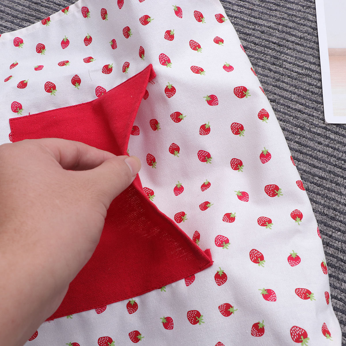 Kids Apron Cartoon Strawberry  - مراجعة Kids Outdoor Bbq وسعره